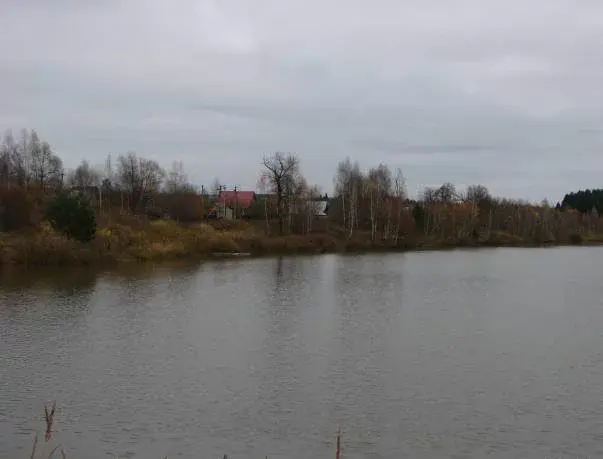Продам! 98 км от МКАД, Киевскому шоссе, участок 12 соток выход к озеру - Фото 0