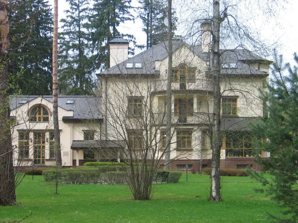 Загородная резиденция в поселке на сосновом участке на Рублевке - Фото 2