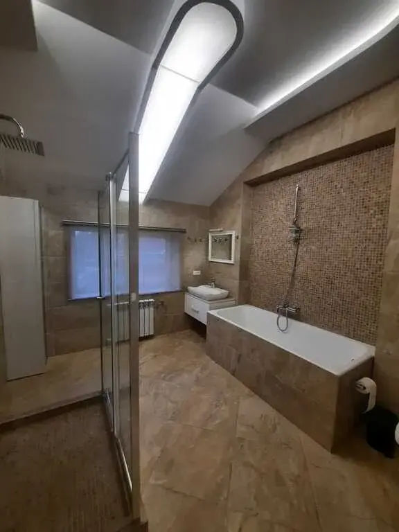 Современный дом у озера - Фото 14