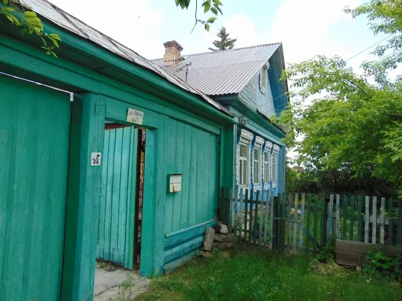Дом на центральной улице у озера Карагуз в д. Знаменка. - Фото 1