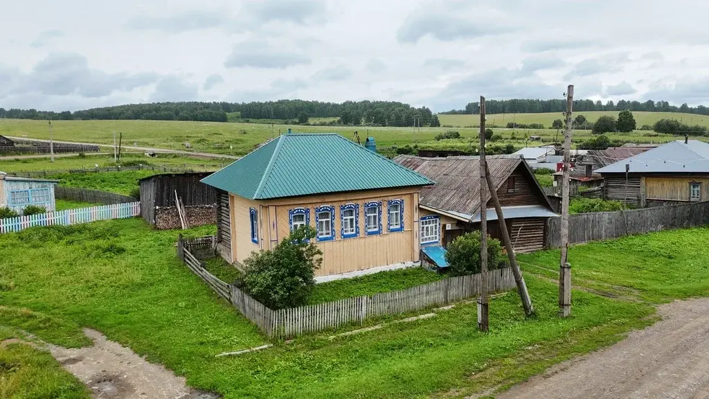Продаётся просторный дом с земельным участком в деревне Ташкинова - Фото 0