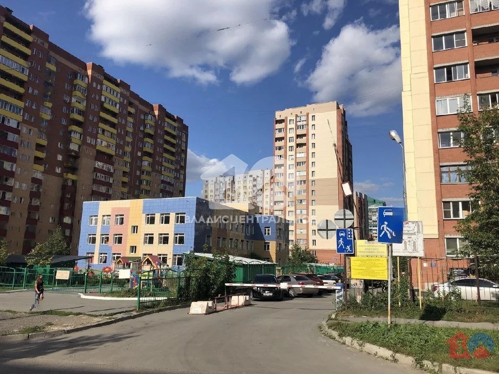 городской округ Новосибирск, Новосибирск, улица Адриена Лежена, д.27, ... - Фото 1