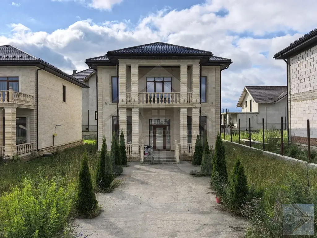 Шикарный дом с дизайнерским ремонтом 215 кв. м., 6 соток - Фото 1