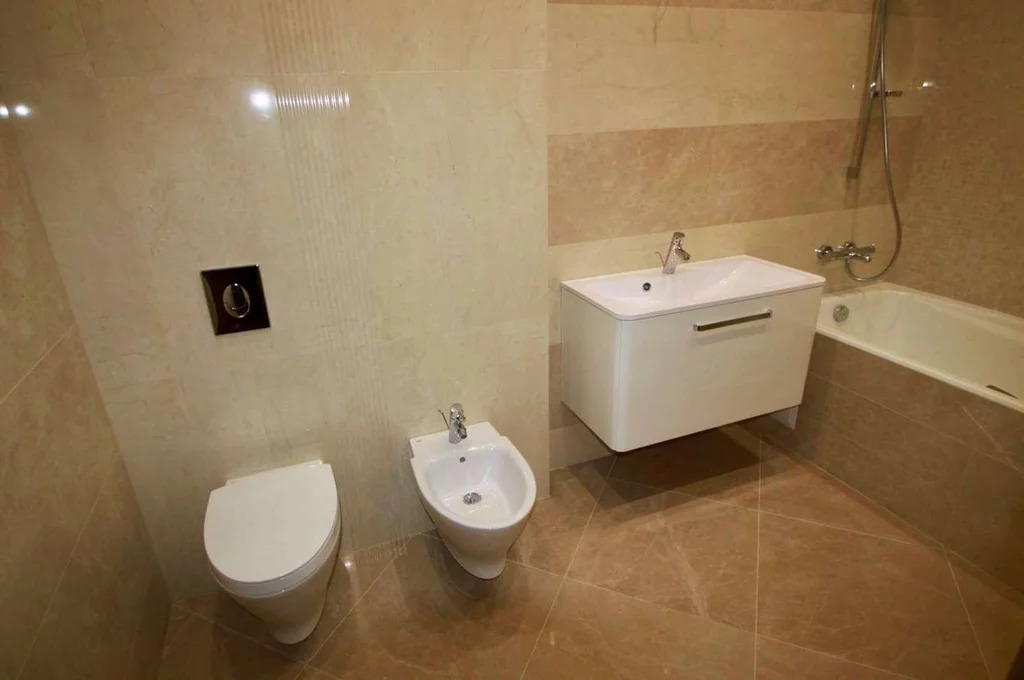 интерьер ванной комнаты от застройщика. отделка санузла от застройщика. санузел в новостройке. ванная от застройщика. чистовая отделка от застройщика ванная и туалет.