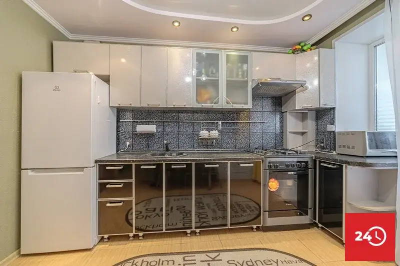 1- комнатная квартира с ремонтом- заезжай и живи по ул. Краснова 40!!! - Фото 1