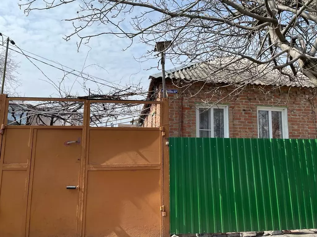 Продаю дом в общем дворе на 2 поселке Орджоникидзе в Ростове-на-Дону - Фото 0