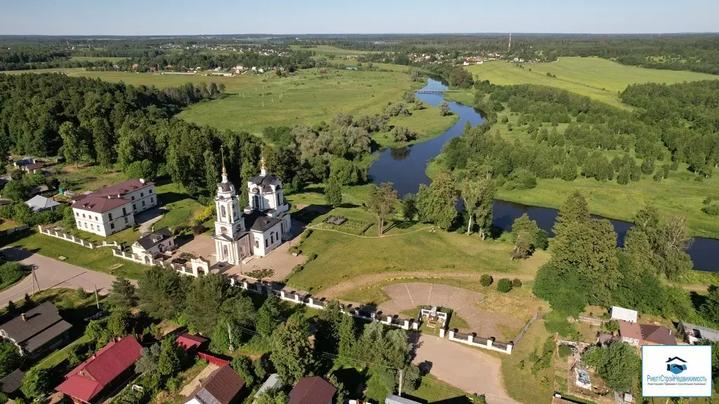 Участок в деревне рядом с рекой, лесом и с видом на церковь. - Фото 23