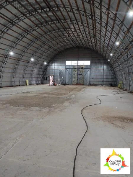 На огороженной, охраняемой территории предлагается ангар 600 кв - Фото 0
