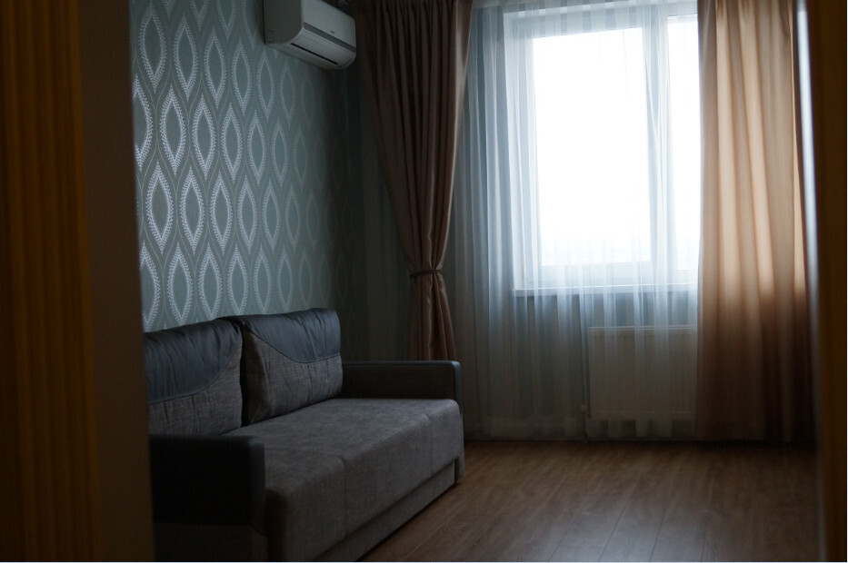 омск краснознаменная 4а. квартира надо одна комната. отделка квартиры студии 40 кв. краснознаменная 10 омск. интерьер для посуточной аренды.