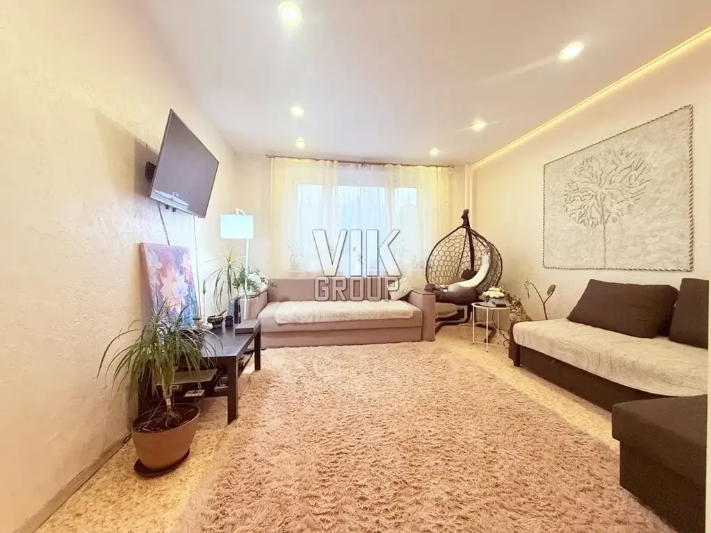 Продается просторная светлая двухкомнатная квартира - Фото 1