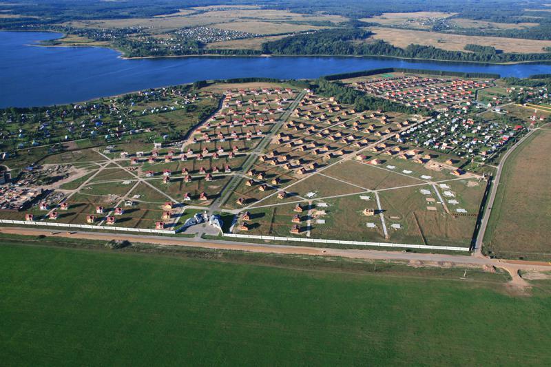 В каком поселке. Можайск Маяк коттеджный поселок. Поселок Маяк Можайское водохранилище. КП Маяк Можайское водохранилище. Коттеджный посёлок Маяк Можайский район.