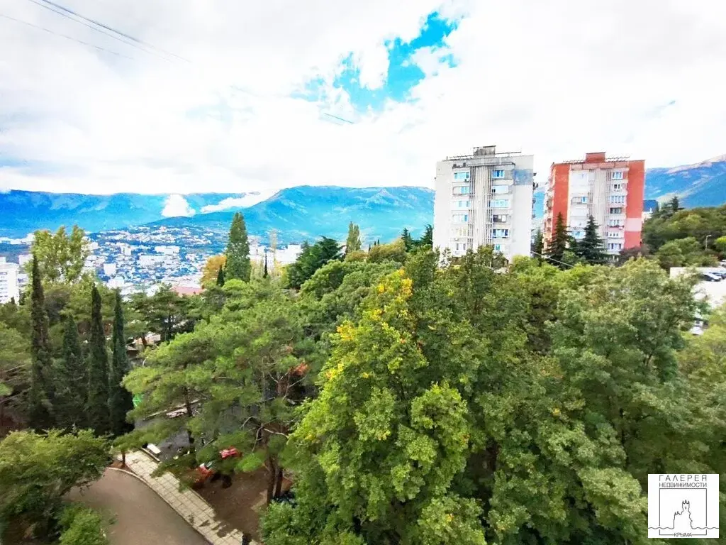 Продаётся светлая видовая 2-комнатная квартира в Ялте, ул. Мухина - Фото 1