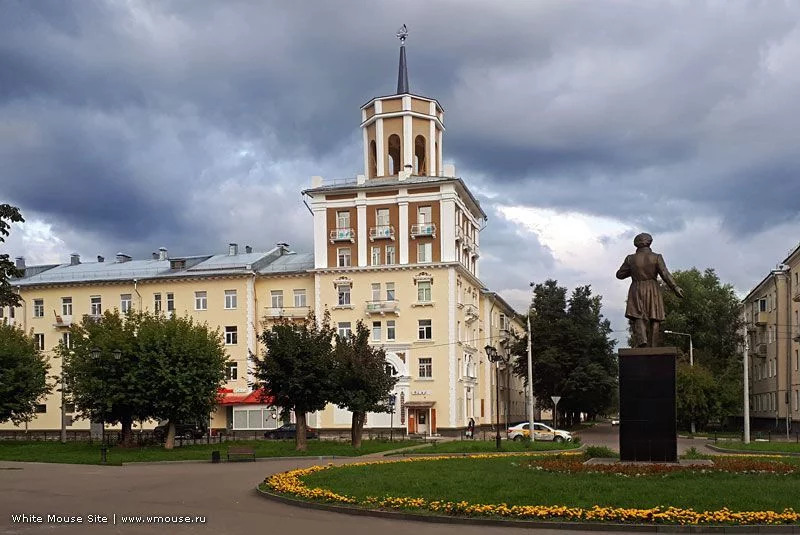 Орехово зуево пушкина. Дом со шпилем Орехово-Зуево. Площадь Пушкина Орехово-Зуево. Сквер Пушкина Орехово-Зуево. Здания со шпилем Орехово Зуево.