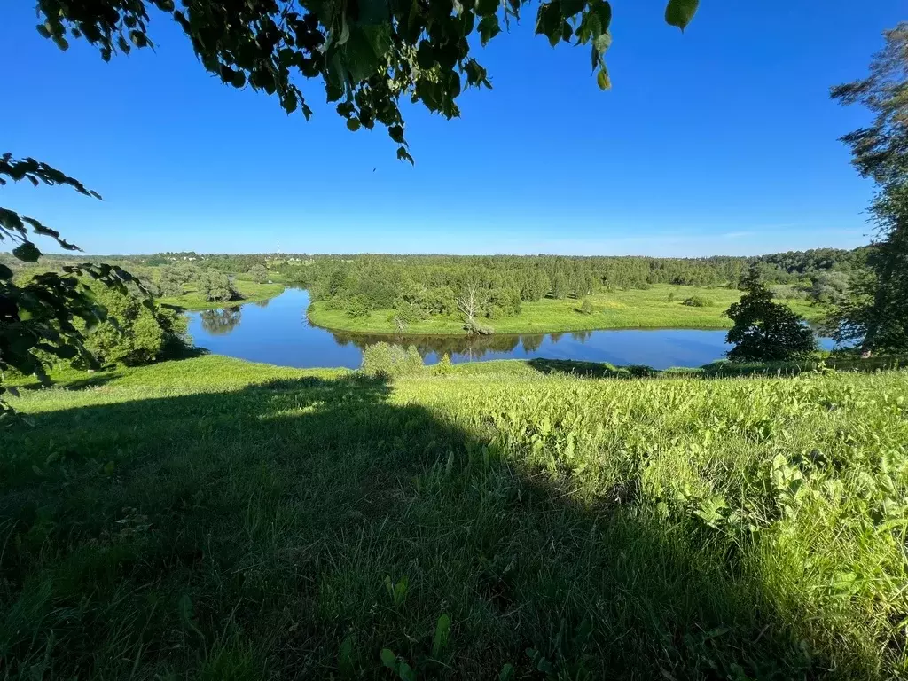 Участок в деревне с видом на церковь, рядом с рекой и лесом - Фото 13