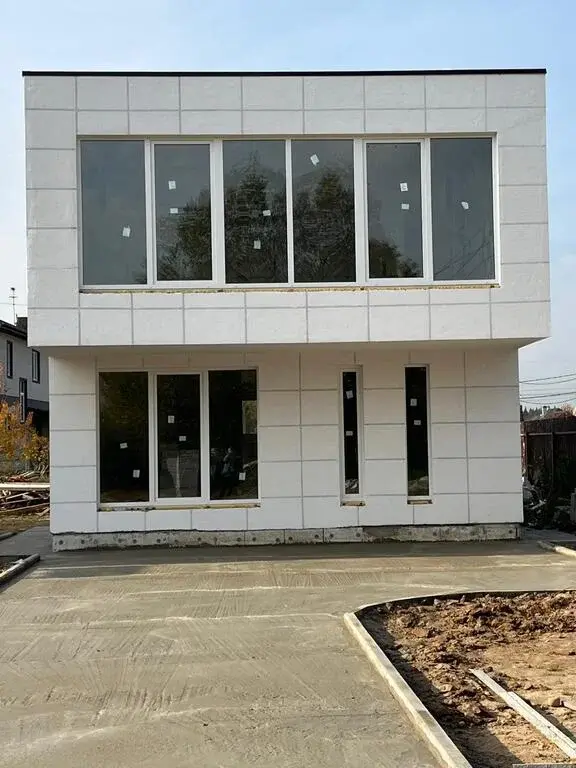 Просторный светлый дом с большими окнами и всеми коммуникациями - Фото 1