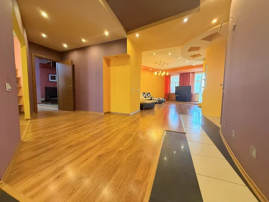 Продам трехкомнатную (3-комн.) квартиру, Коминтерна ул, 127, Нижний... - Фото 1