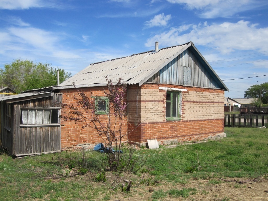 Горьковское оренбургская область. Поселок Горьковский Оренбургская область. Дом в Новоорске двухэтажный.