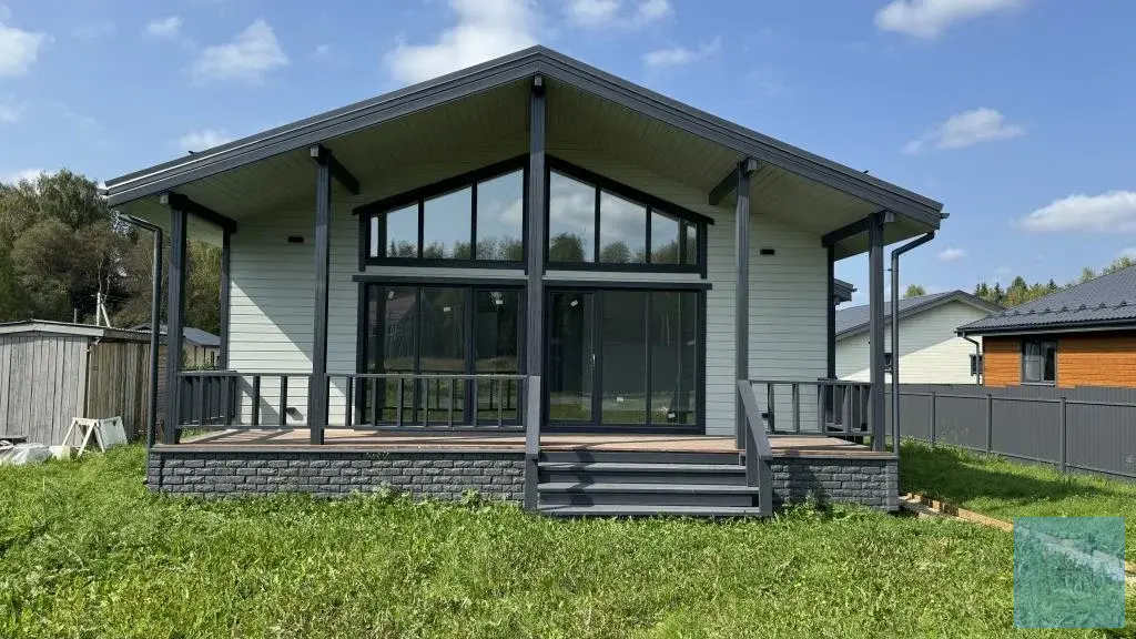 дом 117 м2 с коммуникациями и ремонтом на участке 6 соток - Фото 0