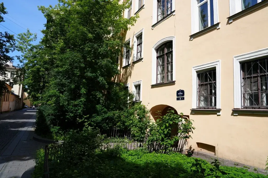 Продам 2-х комн. кв. в С-Петербурге от владельца: В.О., ул. Репина, 25 - Фото 1