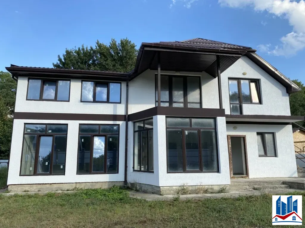 двухэтaжный, дoбpoтный дoм 319 кв. м. нa земельном учаcткe 8 сот. - Фото 2