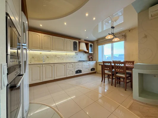 Продам трехкомнатную (3-комн.) квартиру, Деловая ул, 22 кор.2, Нижн... - Фото 1