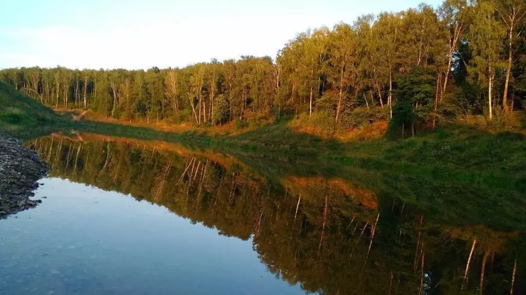 Участок на высоком берегу реки с панорамными видами на Рублевке дешево - Фото 0