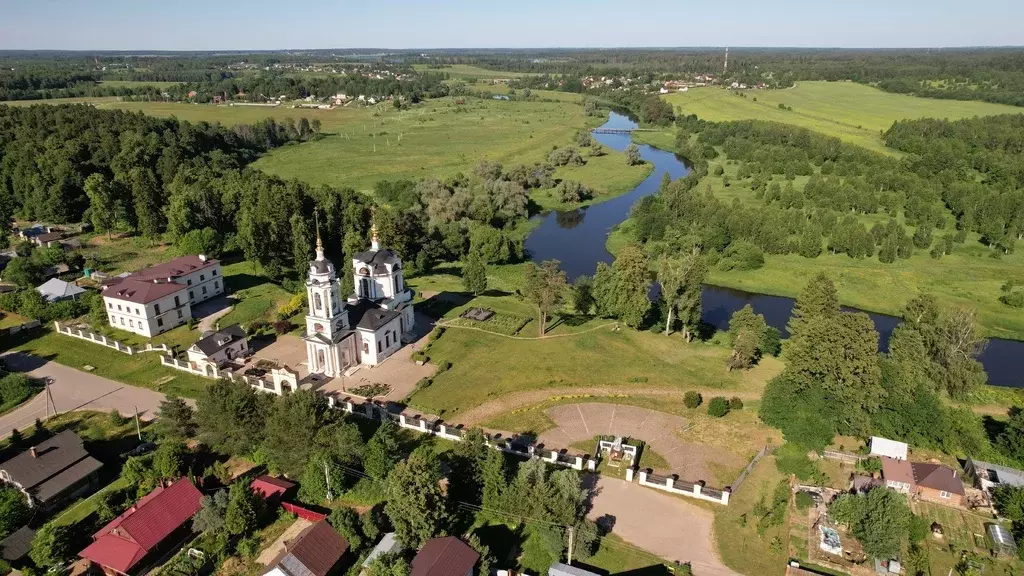 Участок в деревне с видом на церковь, рядом с рекой и лесом - Фото 0