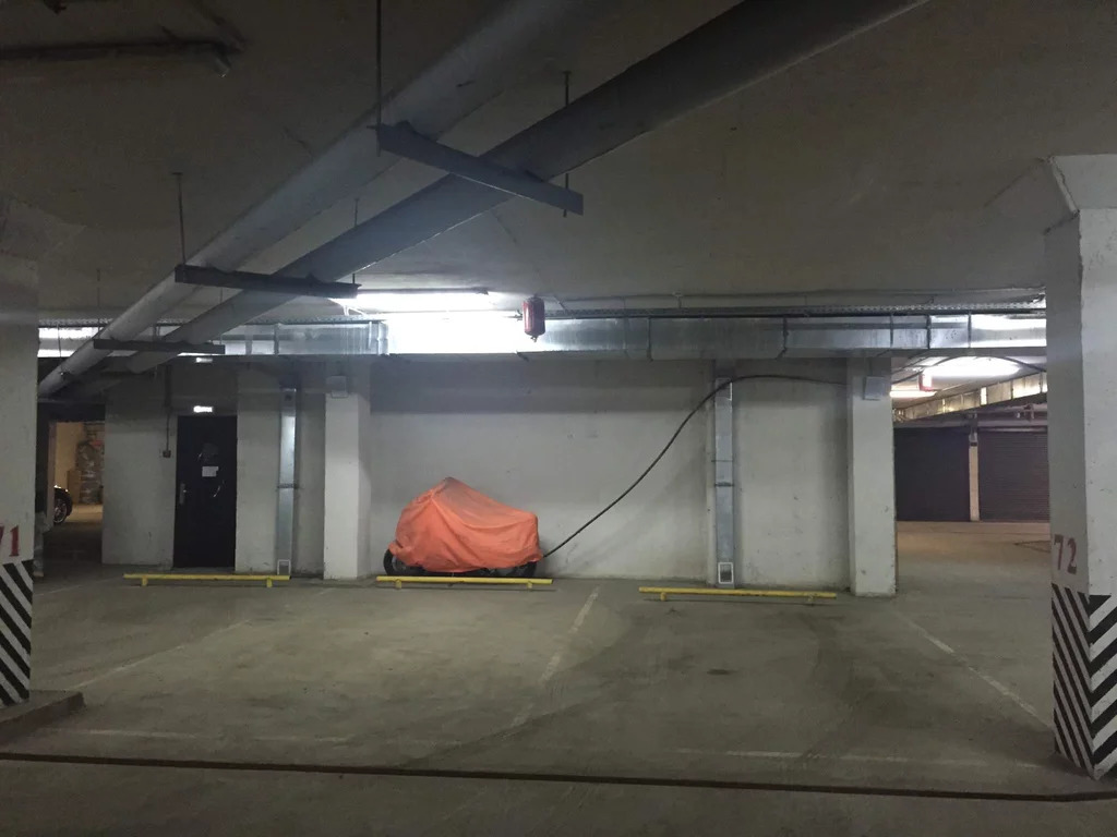 Парковка закрытая пустая. Отапливаемый паркинг в Пскове. Изумрудная 18 паркинг машиноместо. Снять гараж г.Химки ул.Энгельса.