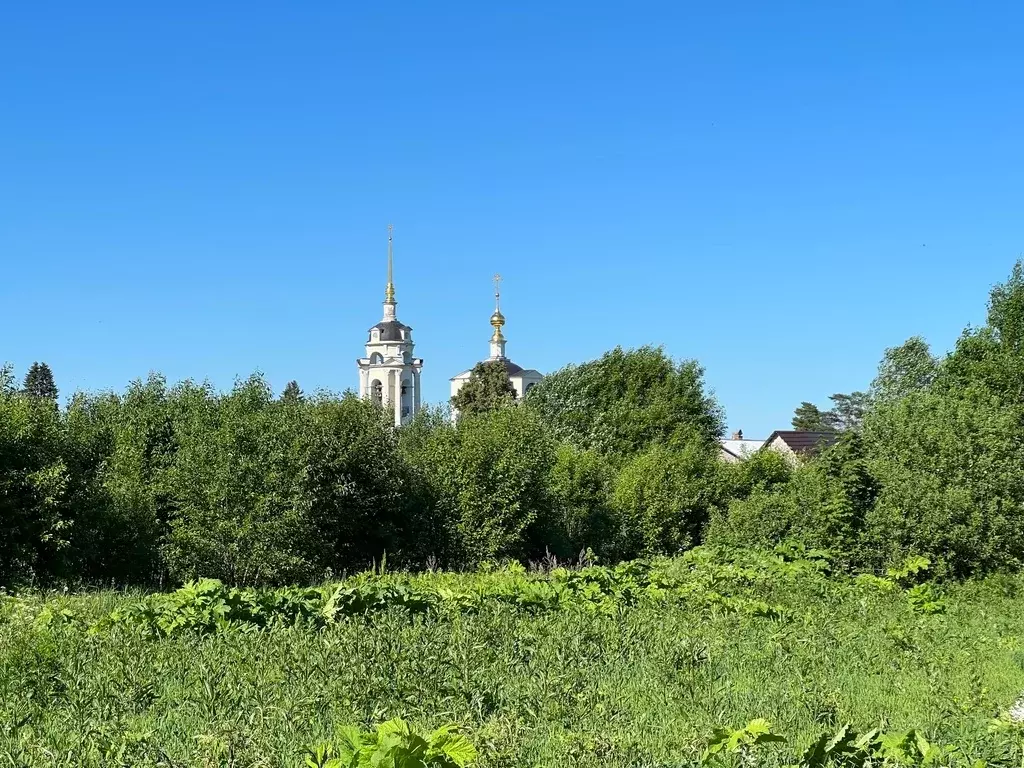 Участок в деревне рядом с рекой, лесом и с видом на церковь. - Фото 12