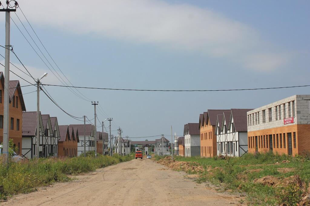 Заборы между таунхаусами. Изумрудный village. Фридом вилладж новосибирск коттеджный. Берёзки элитный коттеджный посёлок. Фридом вилладж новосибирск коттеджный.