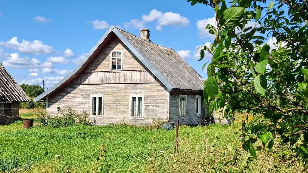 Добротный дом на хуторе под Псковскими Печорами, более 6-ти Га земли. - Фото 1