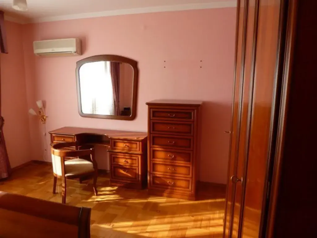 Квартира в боровске. Трехкомнатную квартиру на длительный срок в Пскове.