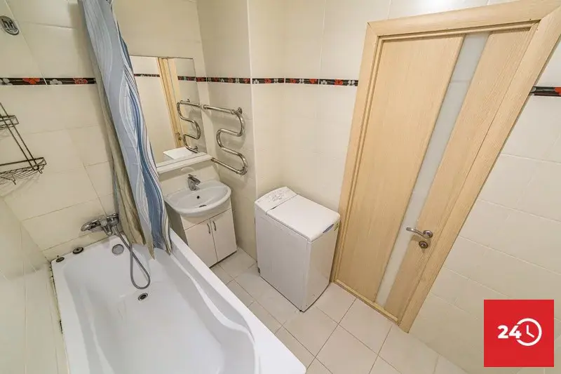 Продается 2 комнатная квартира в центре по улице Тарханова, 10 Маяк - Фото 2