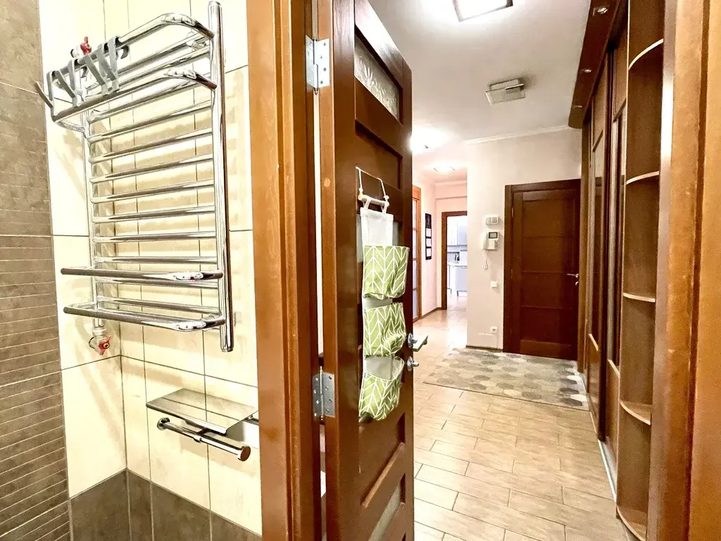 Трехкомнатная квартира с хорошим ремонтом. мебелью и техникой - Фото 8