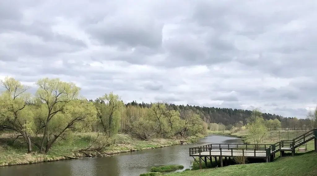 Участок около воды с панорамными видами в поселке на Новорижском шоссе - Фото 0