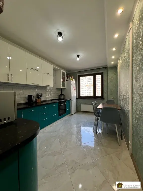 Продается двушка с евро-ремонтом мкр-н Ольгино, ул. Шестая, д.13 - Фото 1