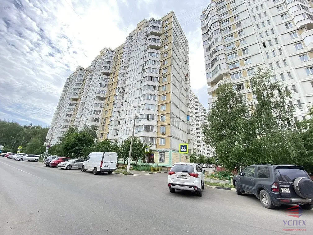 Продаётся 1-комнатная квартира пгт. Октябрьский,ул. 60 лет Победы, 2 - Фото 1