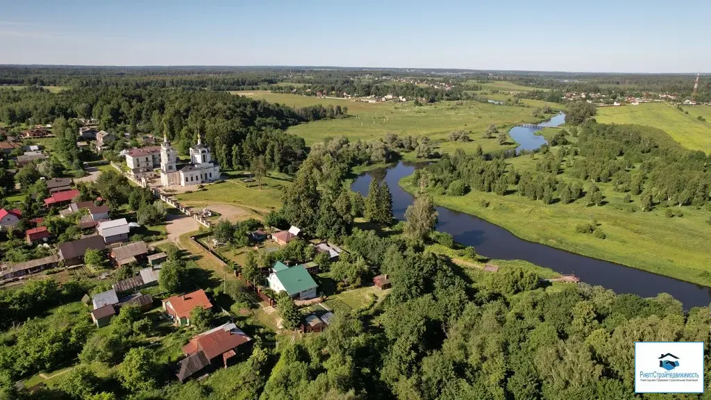 Участок в деревне рядом с рекой, лесом и с видом на церковь. - Фото 33