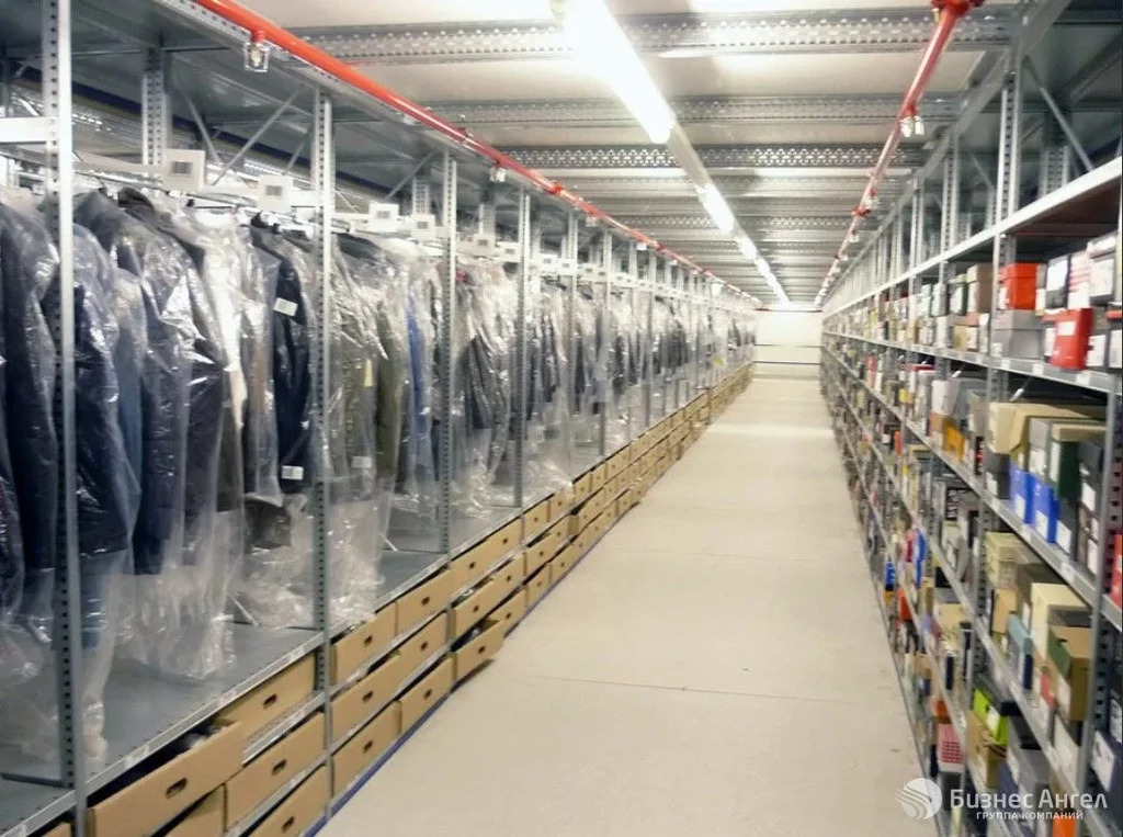 склада на одежде 5 букв. упаковка одежды на складе. склад одежды. оптовый склад одежды. швейные и трикотажные изделия.