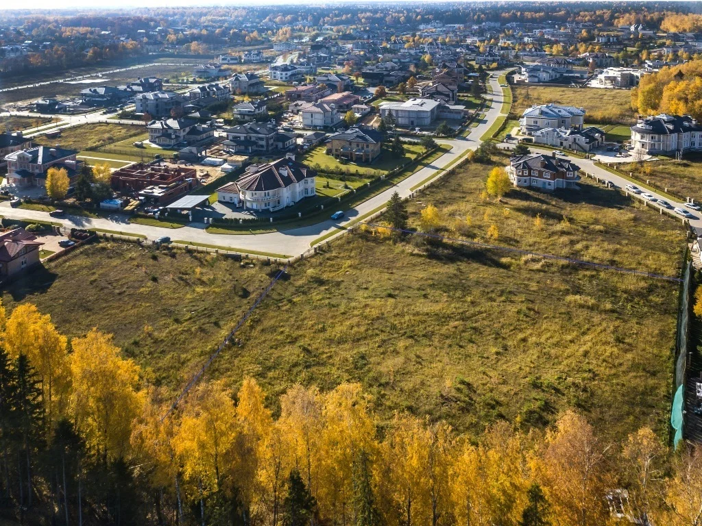Участок у леса в элитном поселке Мэдисон парк во вторичной продаже - Фото 1