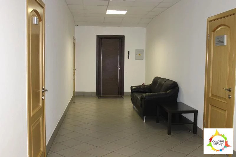 В офисном центре с ремонтом и мебелью предлагается помещение 28,80 кв - Фото 0