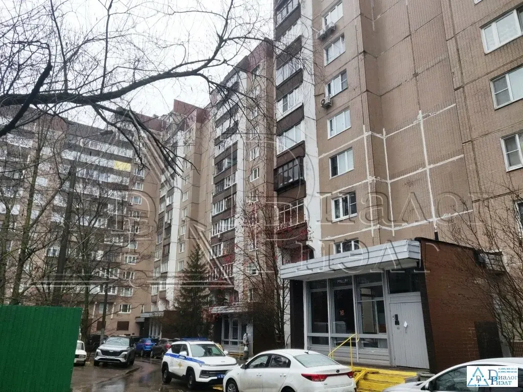 Продается 1/2 доля в трехкомнатной квартире - Фото 1