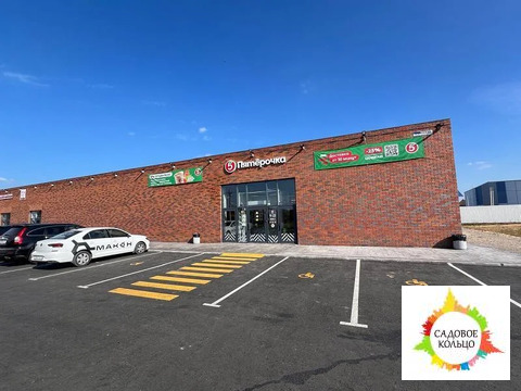 В отдельно стоящем здании, большая часть которого арендует магазин Пят