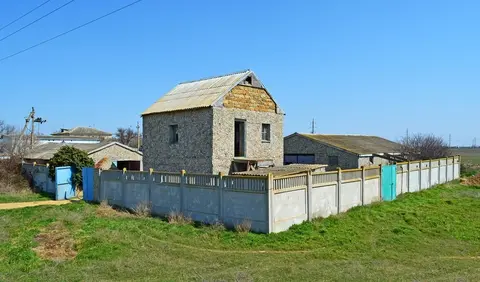 Здание с участком под бизнес в курортном пригороде Евпатории