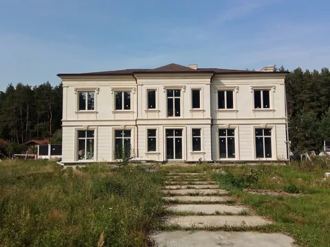 Новый дом в классическом стиле в камерном коттеджном посёлке в 7 км