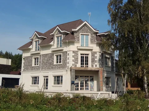 Новый дом в камерном элитном поселке в окружении соснового леса