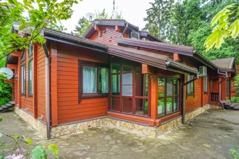 Дом из клееного бруса на дольшом лесном участке в Жавронках.