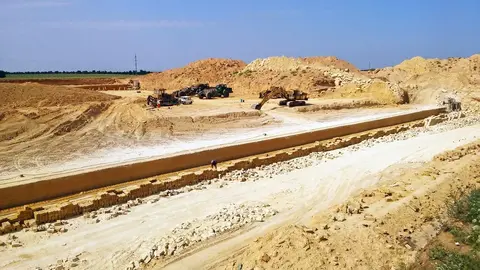 Действующий карьер по добыче камня «ракушечника» в Крыму