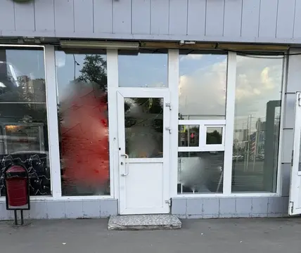 м. Водный стадион. 2 м.п. На 1-линии сдается 15,8 кв 1/1 свой вход.