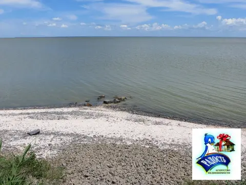 Продам отличный участок для строительства дома возле моря.